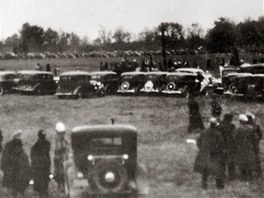 Davy lidí sledují u bavorského Augsburgu stoupající balón švýcarského vědce Augusta Piccarda při prvním letu do stratosféry. (27. května 1931)