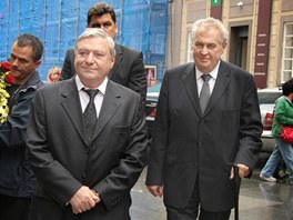 Miroslav louf a Milo Zeman pichzej na posledn rozlouen s ekonomem a bvalm ministrem financ Eduardem Janotou v katedrle svatho Vta v Praze. (27. kvtna 2011)