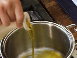 Pokrjenou zeleninu orestujte na olivovm oleji.