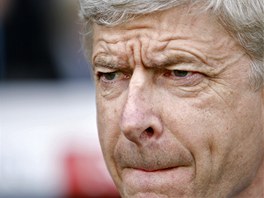 ZAMYLEN KOU. Arsene Wenger, trenr Arsenalu, sleduje bhem zpasu sv svence.