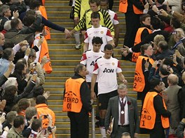SMUTN PRVOD. Hri Manchesteru United s pamtnmi medailemi z prohranho finle Ligy mistr. V ele trenr Alex Ferguson.