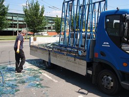 Nklad sklennch tabul rozsypan po silnici ve Zln.