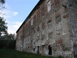 Ve star budov v Hornch Taovicch na Karlovarsku pstovali dva Vietnamci konop.
