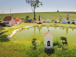 Ji Bauer si na sv zahrad po szce s kamardy postavil zmenen model vesnice Pleovice, nechyb v nm ani hospoda. 