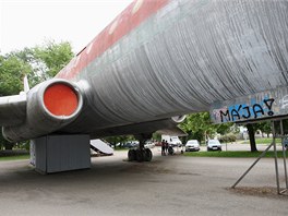 Znm olomouck letadlo, sovtsk Tupolev TU-104A, kter stoj u baznu od roku...