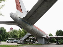 Znm olomouck letadlo, sovtsk Tupolev TU-104A, kter stoj u baznu od roku...