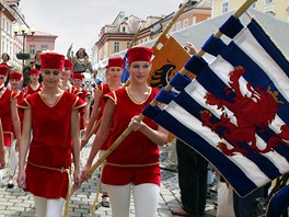 Mstsk oslavy v Chebu, 950 let od prvn psemn zmnky. Vlajkonoky v prvodu krle Jiho z Podbrad.