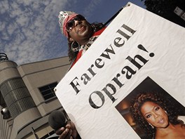 Posledn dl poad Oprah Winfreyov chtly vidt davy ekajc ped Harpo...