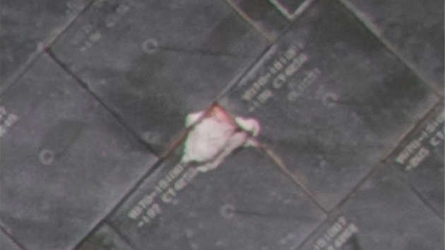 Pokozené izolaní kachle na pláti raketoplánu Endeavour (21. kvtna 2011)
