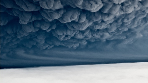 Hrozny sopeného dýmu se valí oblohou nad Islandem (23. kvtna 2011)