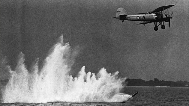 Britský dvouploník Fairey Swordfish shazuje torpédo