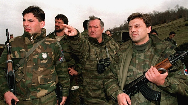 Velitel bosenskch Srb Ratko Mladi (uprosted) obhl v roce 1994 srbsk pozice u Gorade.