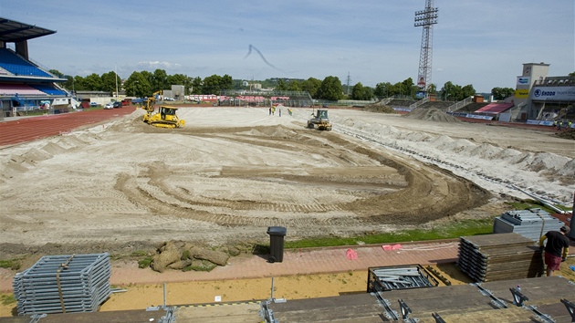 Práce na odstraování tartanu na stadionu ve truncových sadech v Plzni