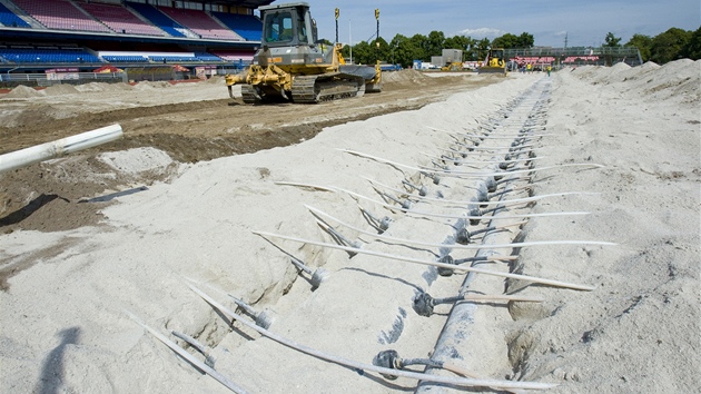 Práce na odstraování trávníku na stadionu ve truncových sadech v Plzni