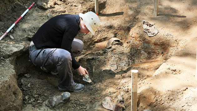 V dobronínské lokalit U Viaduktu nalezli archeologové pozstatky tí lidí, kosti nyní prozkoumají odborníci.