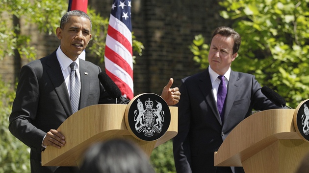 Barack Obama s britským premiérem Davidem Cameronem na spolené konferenci