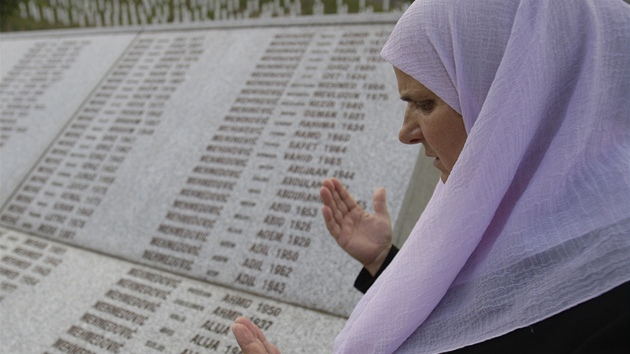 Pozstalí po vyvradných Muslimech v Srebrenici zprávu o dopadení Mladie pivítali modlitbou (26. kvtna 2011)