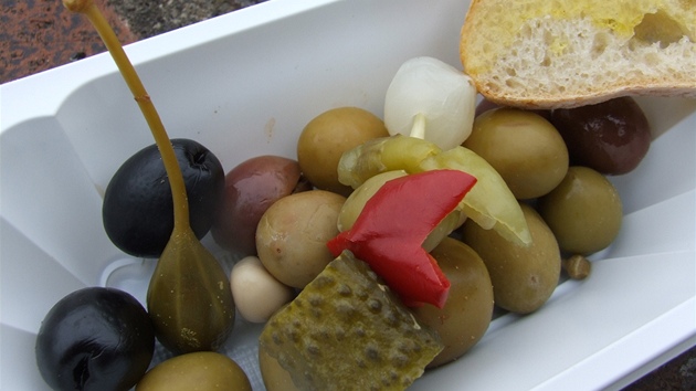 Olivy v domácím nálevu - delikatesy z Andalusie.