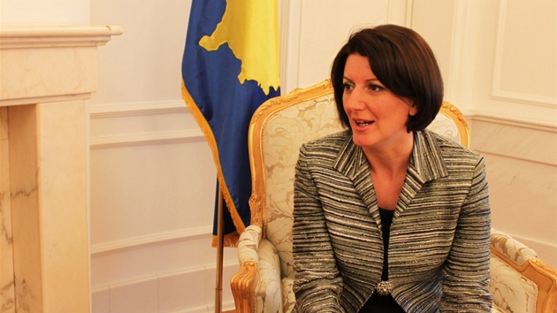 Kosovská prezidentka Atifete Jahjagová, za ní kosovská vlajka