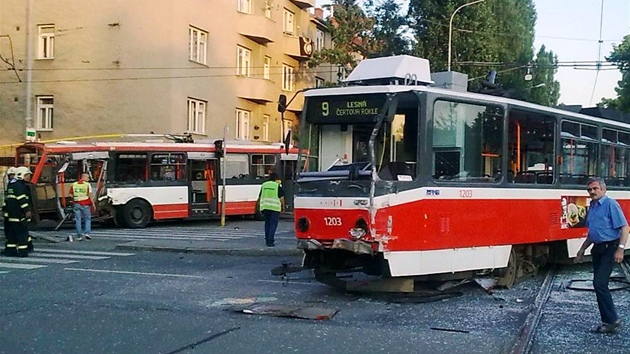Pi nehod tramvaje a trolejbusu zahynul v kvtnu v Brn 77letý mu. Dalích 13 cestujících bylo zranno.