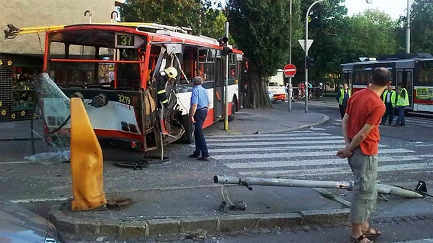 Pi nehod tramvaje a trolejbusu zahynul v kvtnu v Brn 77letý mu. Dalích 13 cestujících bylo zranno.