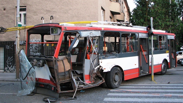 23. kvtna 2011 v 19:17 se na kiovatce ulic Provaznkova a Lesnick v Brn srazila tramvaj linky slo 9 s trolejbusem linky slo 37.