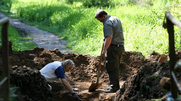 Archeologové a kriminalisté pátrají po levé a pravé stran Zlatého potoka po dalích obtech pováleného násilí v Dobronín v lokalit U Viaduktu.