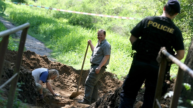 Archeologové a kriminalisté pátrají po levé a pravé stran Zlatého potoka po dalích obtech pováleného násilí v Dobronín v lokalit U Viaduktu.