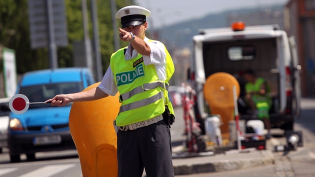 Na míst tragické sráky trolejbusu a tramvaje v Brn ídili jet den po nehod policisté dopravu. (24. kvten 2001)