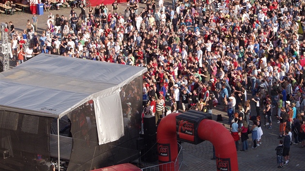 FANDÍ SE NEJEN NA STADIONU. Fanouci Plzn sledují zápas s Ostravou na námstí Republiky.