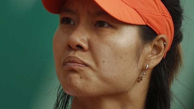 TETOVANÁ BOJOVNICE. ínská tenistka Li Na ukázala bhem zápasu s Rumunkou Cirsteovou tetování na hrudi. 