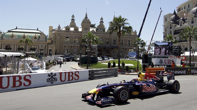 PAK SE STAVÍM NA RULETU. Mark Webber z Red Bullu projídí kolem slavného kasina bhem tetího volného tréninku ped Velkou cenou Monaka.