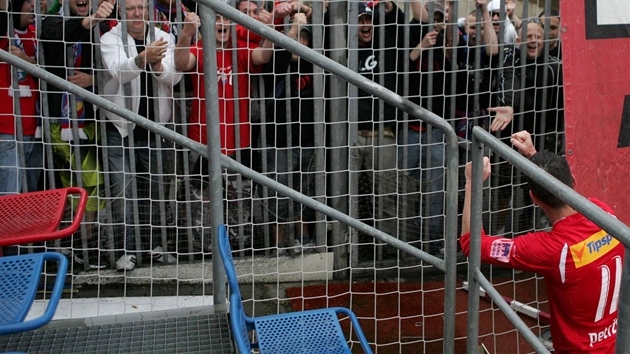 DKUJEM! Hrái Plzn dkují fanoukm, které poadatelé v Olomouci nepustili na stadion.