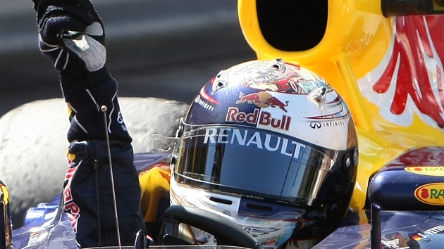PRACNÉ VÍTZSTVÍ. Sebastian Vettel bhem závodu piel o první pozici, brzy se ale ped Buttona vrátil zpt a ve Velké cen Monaka triumfoval.  