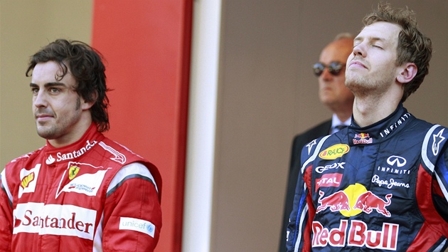 VEÍKAJÍCÍ VÝRAZ. Nmec Sebastian Vettel (vpravo) vybojoval vítzství ve Velké cen Monaka, Fernando Alonso skonil druhý. 