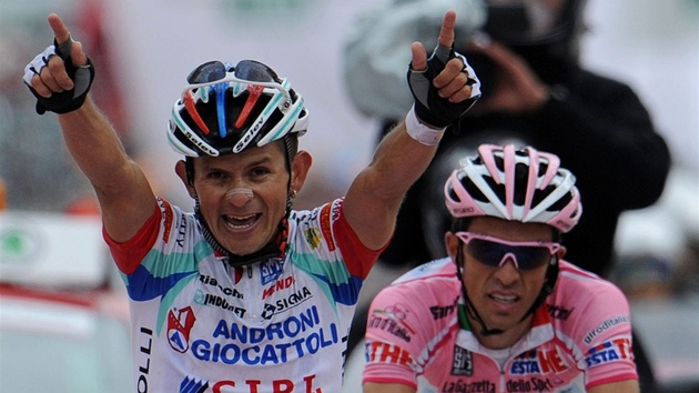 HURÁ. José Rujano z Venezuely ovládl 13. etapu Gira d´Italia ped lídrem závodu Albertem Contadorem.
