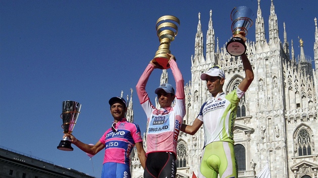 TRIO NEJLEPCH. Za Contadorem v konenm hodnocen skonil domc Michele Scarponi (vlevo) a dal Ital Vincenzo Nibali.