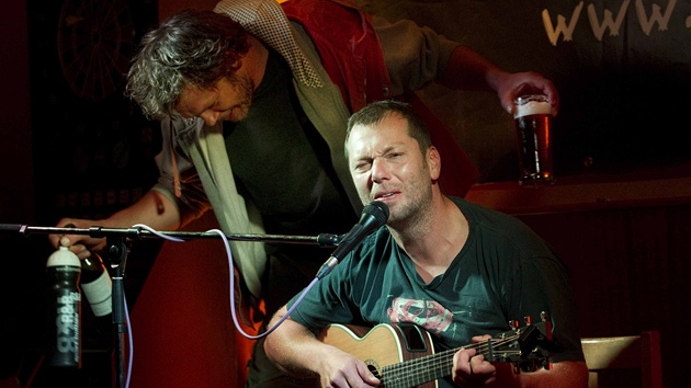 Zastávka ve Slavonicích: Xavier Baumaxa umíral vyčerpáním a obecní magor Standa koncert neúprosně rozbíjel. Zastávka ve Slavonicích: Xavier Baumaxa umíral vyčerpáním a obecní magor Standa koncert neúprosně rozbíjel.