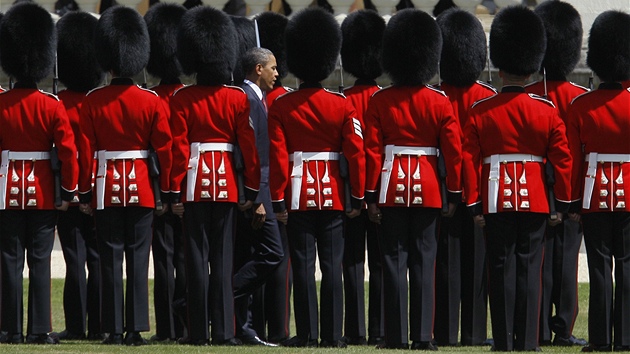 Barack Obama pi obhlídce estné gardy na zahrad Buckinghamského paláce (24. kvtna 2011)