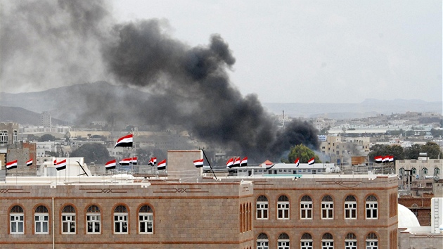 Kou stoupá z ulice v Saná nedaleko jemenského ministerstva vnitra (26. kvtna 2011) 