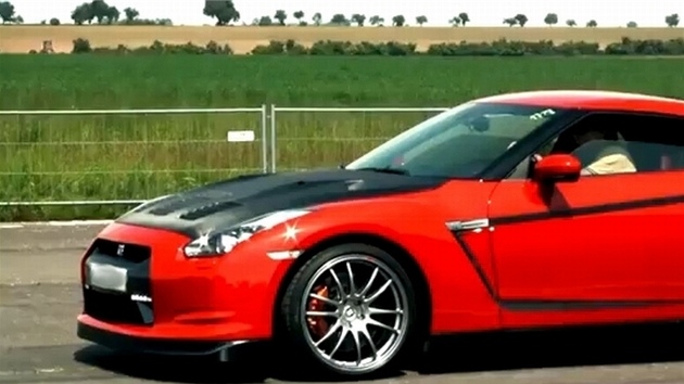 Jeden z vozů Nissan GT-R, jejichž majitelé se zúčastnili srazu v Panenském Týnci. Jeden z vozů Nissan GT-R, jejichž majitelé se zúčastnili srazu v Panenském Týnci.