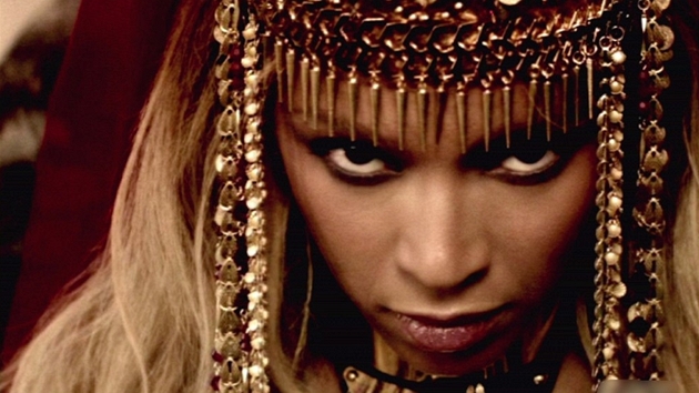 Zpvaka Beyoncéve videoklipu k písni Run The World (Girls)
