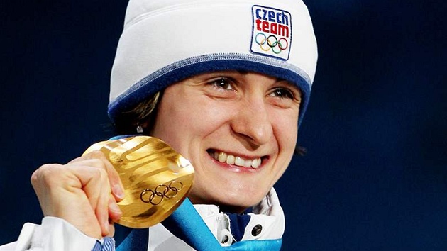 Rychlobruslaka Martina Sáblíková se zlatou olympijskou medailí za vítzství na trati na 5000 metr. (24. února 2010)