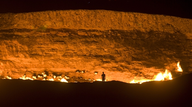 Brána do pekla - kráter v pouti Karakum v Turkmenistánu, ve kterém hoí zemní plyn