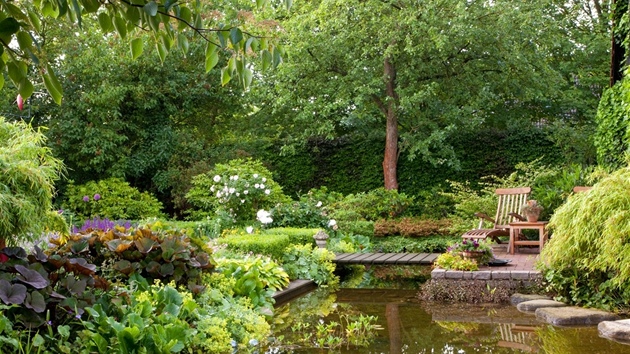Vodní plocha bývá mezi terasou a vlastní zahradou píjemným pedlem. Ilustraní foto