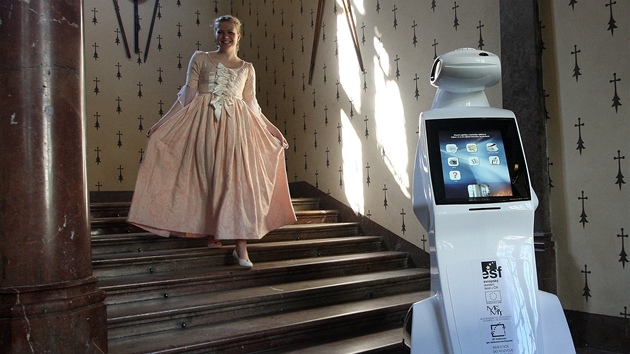Návtvníky pi prohlídkách sychrovského zámku bavil robot Advee.