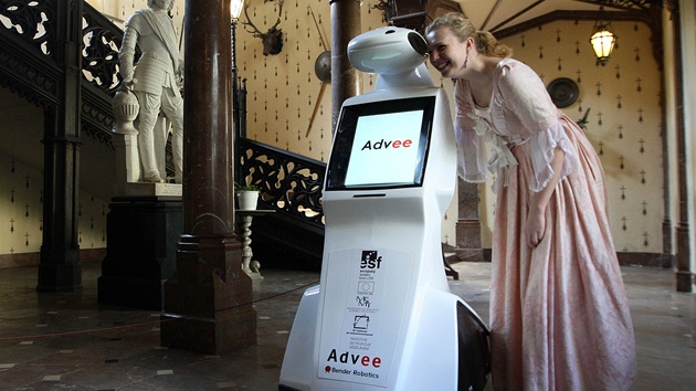 Návtvníky pi prohlídkách sychrovského zámku bavil robot Advee.