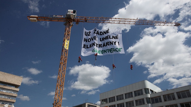 Aktivisté povsili ped budovou ústeckého krajského úadu transparent proti výstavb nových blok elektrárny Prunéov.