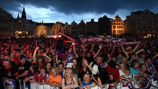 Oslavy plzeňského titulu na Náměstí republiky. Oslavy plzeňského titulu na Náměstí republiky.