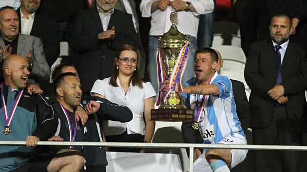 TROFEJ JE NAŠE. Marek Kulič z Mladé Boleslavi pozvedá pohár pro vítěze Ondrášovka Cupu. TROFEJ JE NAŠE. Marek Kulič z Mladé Boleslavi pozvedá pohár pro vítěze Ondrášovka Cupu.